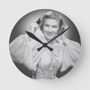 Woman in Dress 2 Runde Wanduhr