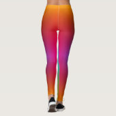 Woman in rainbow gradient leggings with a subtle  (Rückseite)