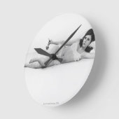 Woman in Swimwear Runde Wanduhr (Winkel)