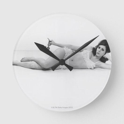 Woman in Swimwear Runde Wanduhr (Vorderseite)