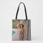 Woman in yellow bikini standing on brown brick flo tasche (Vorderseite)