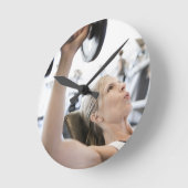 Woman Lifting Weights Runde Wanduhr (Winkel)