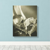 Woman Reading Magazine Leinwanddruck (Insitu (Holzboden))