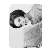 Woman Reading Newpaper Magnet (Vertikal)