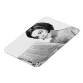 Woman Reading Newpaper Magnet (Linke Seite)