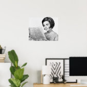 Woman Reading Newpaper Poster (Heimbüro)