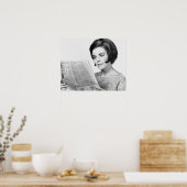 Woman Reading Newpaper Poster (Küche)
