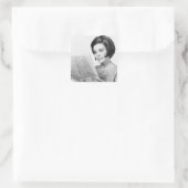 Woman Reading Newpaper Quadratischer Aufkleber (Tasche)