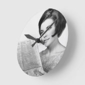 Woman Reading Newpaper Runde Wanduhr (Winkel)