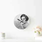Woman Reading Newpaper Runde Wanduhr (Zuhause)
