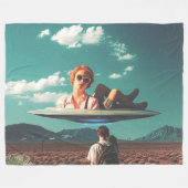 Woman Relaxing on UFO in Desert Fleecedecke (Vorderseite (Horizontal))