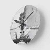 Woman Sailor Runde Wanduhr (Winkel)