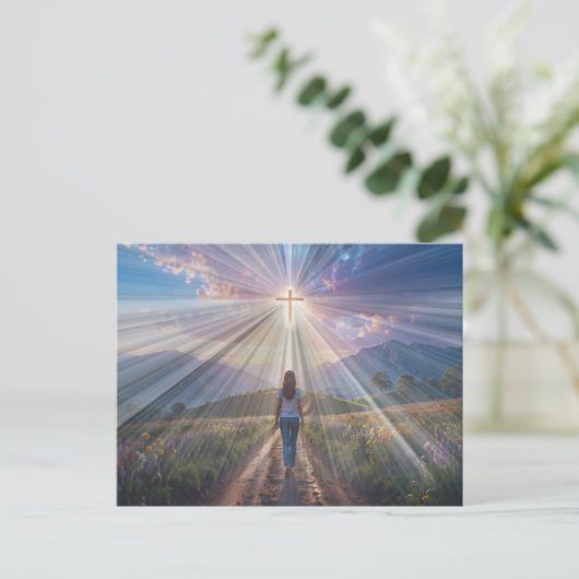 Woman Walking Toward Glowing Cross – Faith Journey Postkarte (Stehend Vorderseite)