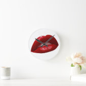 Woman's Luscious Red Lipstick Lips Runde Wanduhr (Zuhause)