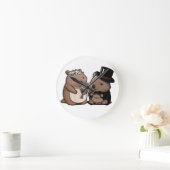 Wombat Wedding Runde Wanduhr (Zuhause)