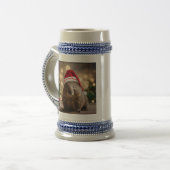 "Wombat Wonderland: Ein gemütlicher Weihnachtsaben Bierglas (Vorderseite Links)