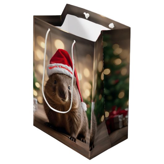 "Wombat Wonderland: Ein gemütlicher Weihnachtsaben Mittlere Geschenktüte (Vorderseite Schrägansicht)