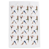 Women In Various Yoga Poses Fun Workout Pattern Mittlere Geschenktüte (Vorderseite)