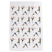 Women In Various Yoga Poses Fun Workout Pattern Mittlere Geschenktüte (Rückseite)