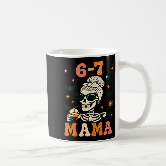 Womens 67 Mama Halloween Skeleton Six Seven Mom Fu Kaffeetasse (Rechts)