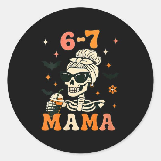 Womens 67 Mama Halloween Skeleton Six Seven Mom Fu Runder Aufkleber (Vorderseite)