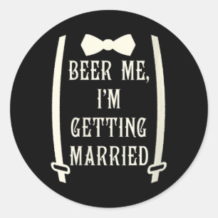 Womens beer me me, Im Get Married Verlobte Bride F Runder Aufkleber