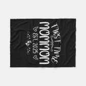 Womens First Time Mommom Est 2025 Soon To Be Mom M Fleecedecke (Vorderseite (Horizontal))