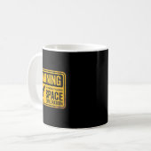 Womens Funny Space könnte ständig über den Weltrau Kaffeetasse (Vorderseite Links)