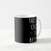 Womens Funny This Hot Chick Is Retired, Woman, Mot Kaffeetasse (VorderseiteRechts)