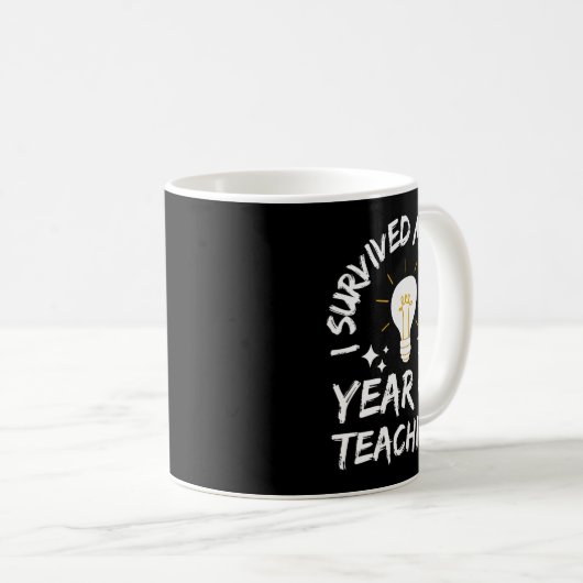 Womens I Survived My First Year Of Teaching Funny Kaffeetasse (VorderseiteRechts)