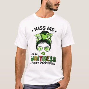 Womens Kiss Me Ich bin eine Kellnerin Irish Kleebl T-Shirt