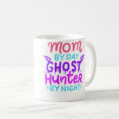 Womens Mom By Day - Ghost Hunter By Night Hallowee Kaffeetasse (VorderseiteRechts)