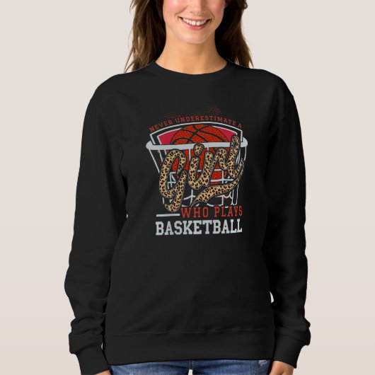 Womens Never Underestimate A Girl Who Plays Basket Sweatshirt (Vorderseite)