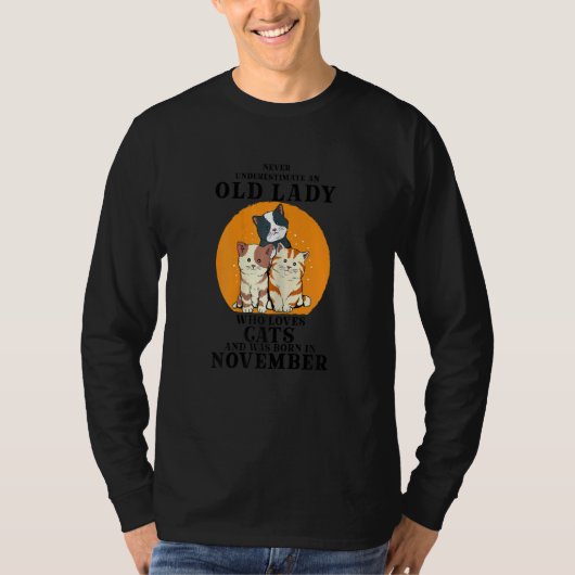 Womens Never Underestimate An Old Lady Who Loves C T-Shirt (Vorderseite)