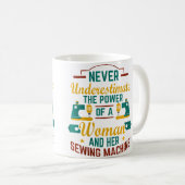 Womens Never Underestimate Sewing Machine Sew Quil Kaffeetasse (VorderseiteRechts)