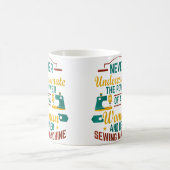 Womens Never Underestimate Sewing Machine Sew Quil Kaffeetasse (Mittel)