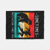 Womens Sometimes Motivation Finds You Funny Quote Fleecedecke (Vorderseite (Horizontal))