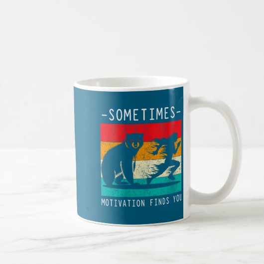Womens Sometimes Motivation Finds You Funny Quote Kaffeetasse (Rechts)