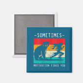 Womens Sometimes Motivation Finds You Funny Quote Magnet (Vorderseite/Rückseite)