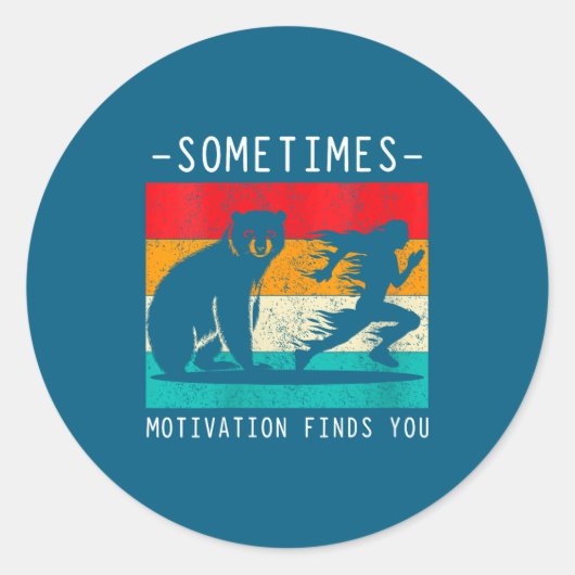 Womens Sometimes Motivation Finds You Funny Quote Runder Aufkleber (Vorderseite)