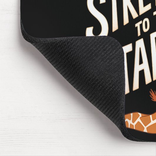 Womens Stretch Toward The Galaxy Sitive Yoga Giraf Mousepad (Ecke)