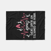 Womens When She Competes My Heart Skips Beats Prou Fleecedecke (Vorderseite (Horizontal))