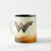 Wonder Woman bei Sunset Zweifarbige Tasse (Vorderseite Links)