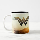 Wonder Woman bei Sunset Zweifarbige Tasse (Links)