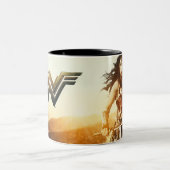 Wonder Woman bei Sunset Zweifarbige Tasse (Mittel)
