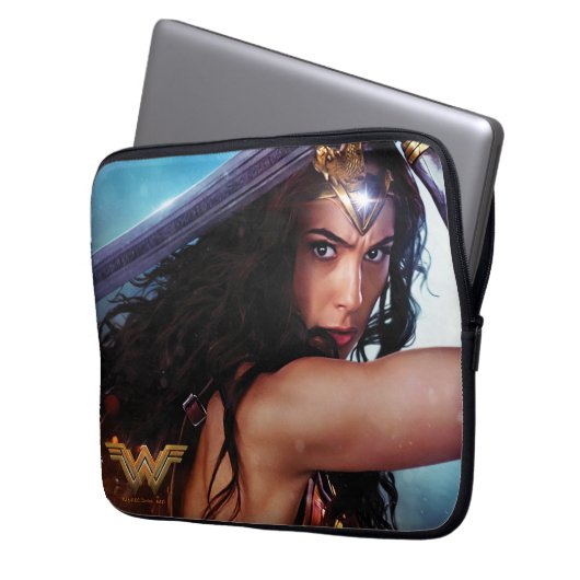 Wonder Woman blockiert mit Schwert Laptopschutzhülle (Vorderseite Links)