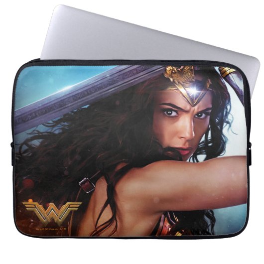 Wonder Woman blockiert mit Schwert Laptopschutzhülle (Vorderseite)