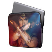 Wonder Woman Blockierung mit Armbändern Laptopschutzhülle (Vorderseite Links)