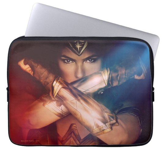Wonder Woman Blockierung mit Armbändern Laptopschutzhülle (Vorderseite)