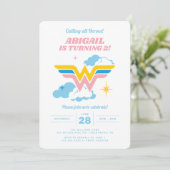 Wonder Woman Clouds Logo Geburtstag Einladung (Stehend Vorderseite)